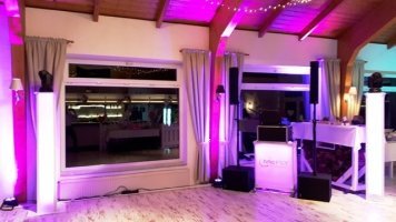 Hochzeits-DJ mit Lichteffekten für die richtige Party- und Disco-Atmosphäre