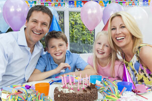 Familie mit Geburtstagstorte.