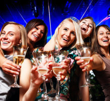 Frauen mit Sektgläsern